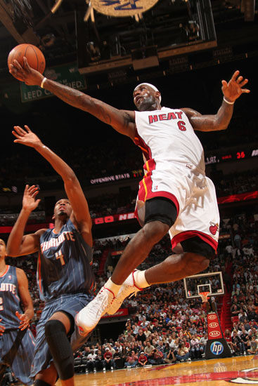 皇马双星伤愈在即！赫伊森卡马文加或战塞尔塔，后防线告急考验银河战舰（皇马双将复出在望：赫伊森、卡马文加有望战塞尔塔，后防告急考验银河战舰）