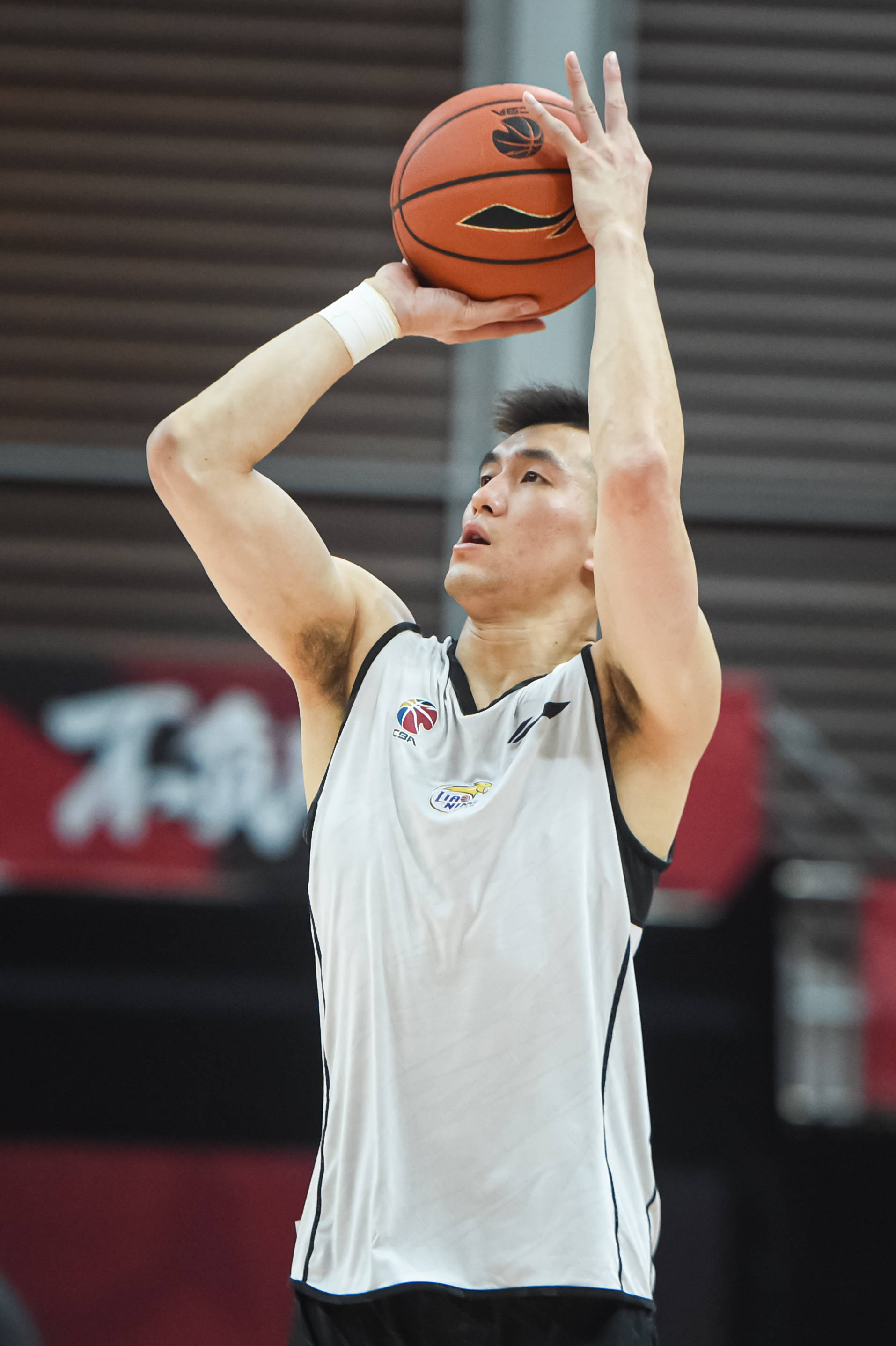 杨瀚森上5分钟送2分1板1助1帽 后三节枯坐板凳（杨瀚森仅打5分钟拿下2分1板1助1帽 后三节未再出场）