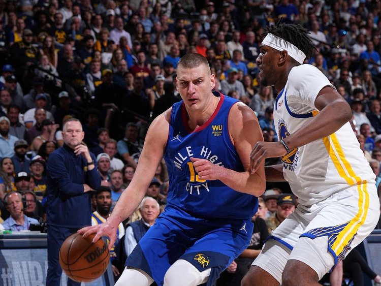 7胜破咒！肘伤缠身的郑钦文为何能硬刚TOP10？（肘伤未愈，郑钦文何以斩获七胜打破TOP10魔咒？）