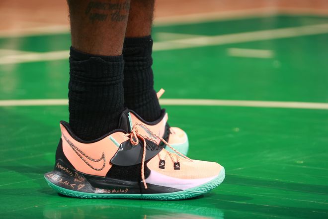 帕斯精彩晃动转身让老大哥劳塔罗滑倒（帕斯炫技转身过人，老大哥劳塔罗被晃倒）