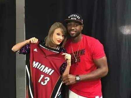 欧文连续助攻全队配合默契（欧文连送妙传，球队默契十足）