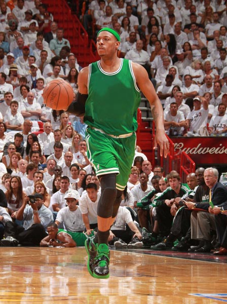 特里皮尔代表纽卡向IVE成员赠送专属球衣，后者为开球嘉宾（特里皮尔代纽卡向IVE成员赠送定制球衣，后者担任开球嘉宾）