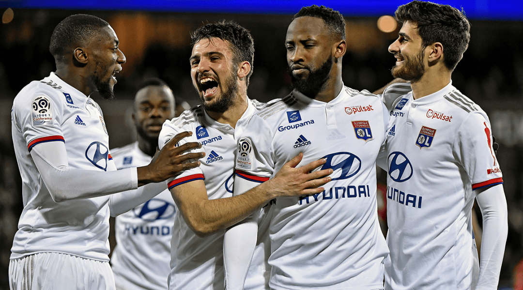 323胜仅次于阿拉贡内斯，西蒙尼成西甲赢球场次第二多的主帅（西蒙尼以323场胜利位居西甲主帅赢球场次第二，仅次于阿拉贡内斯）