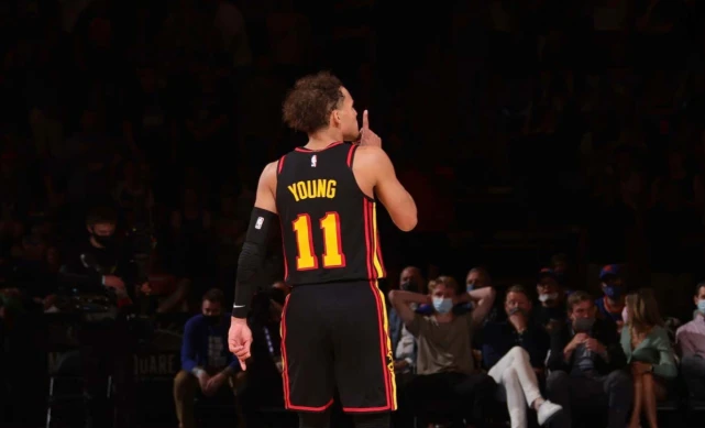 队友送大礼！QPR绝杀功臣疯狂庆祝，下一秒只剩底裤苦笑（队友大赠送！QPR绝杀英雄狂喜庆祝，转眼只剩内裤无奈苦笑）