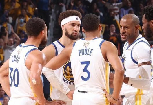 马丁内斯谈C罗肘击被罚下：那不是暴力行为，而是对挑衅的反应（马丁内斯：C罗肘击染红非暴力，只是对挑衅的回应）